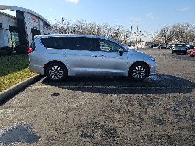 Used 2023 Chrysler Pacifica Touring-L FWD image 8