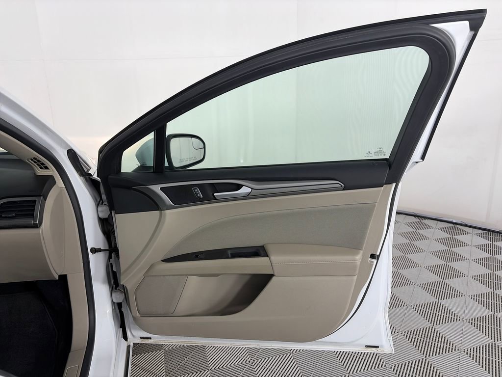 Used 2018 Ford Fusion SE image 30