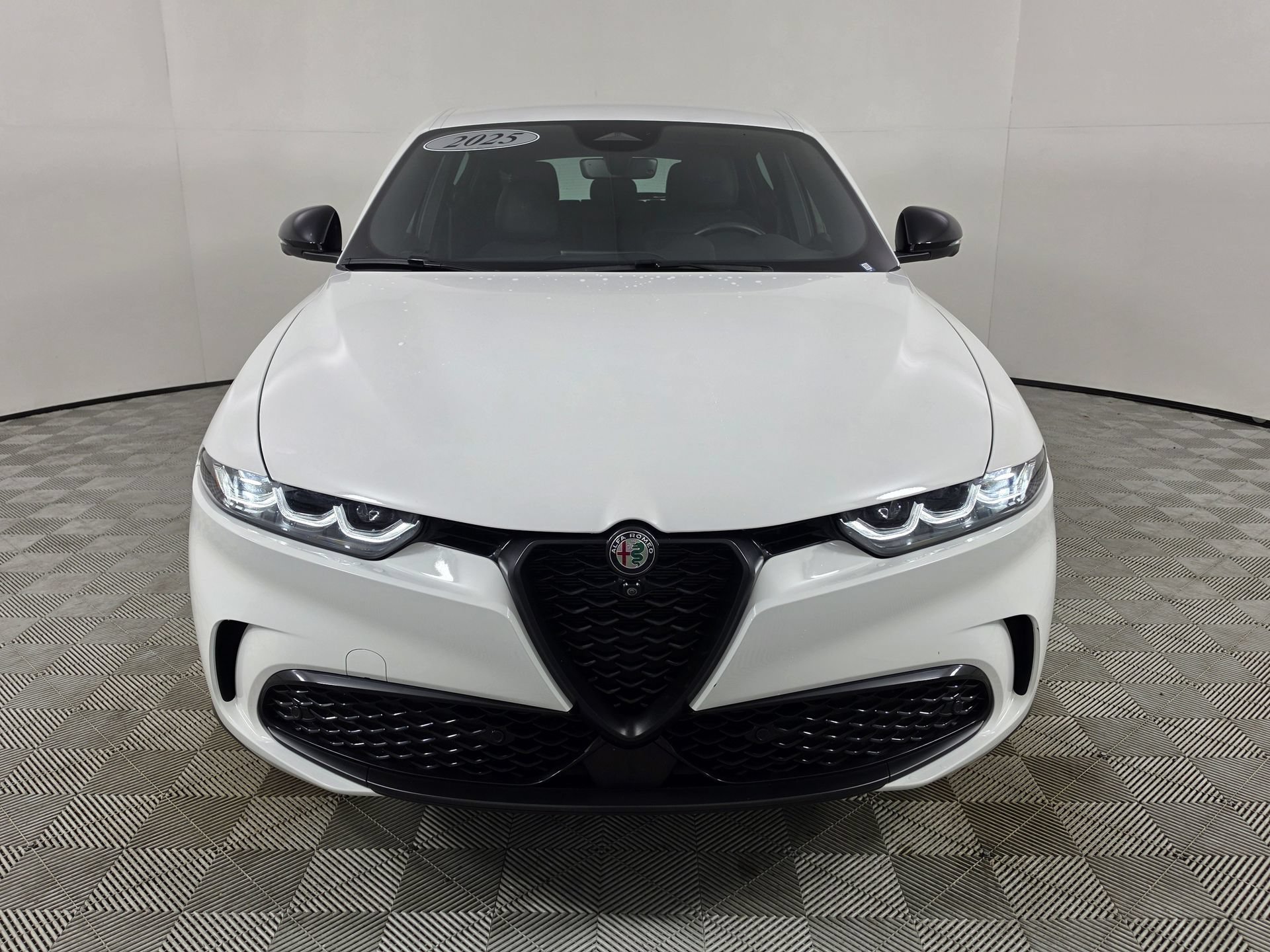Used 2025 Alfa Romeo Tonale w/ Premium Package AWD/4WD image 2