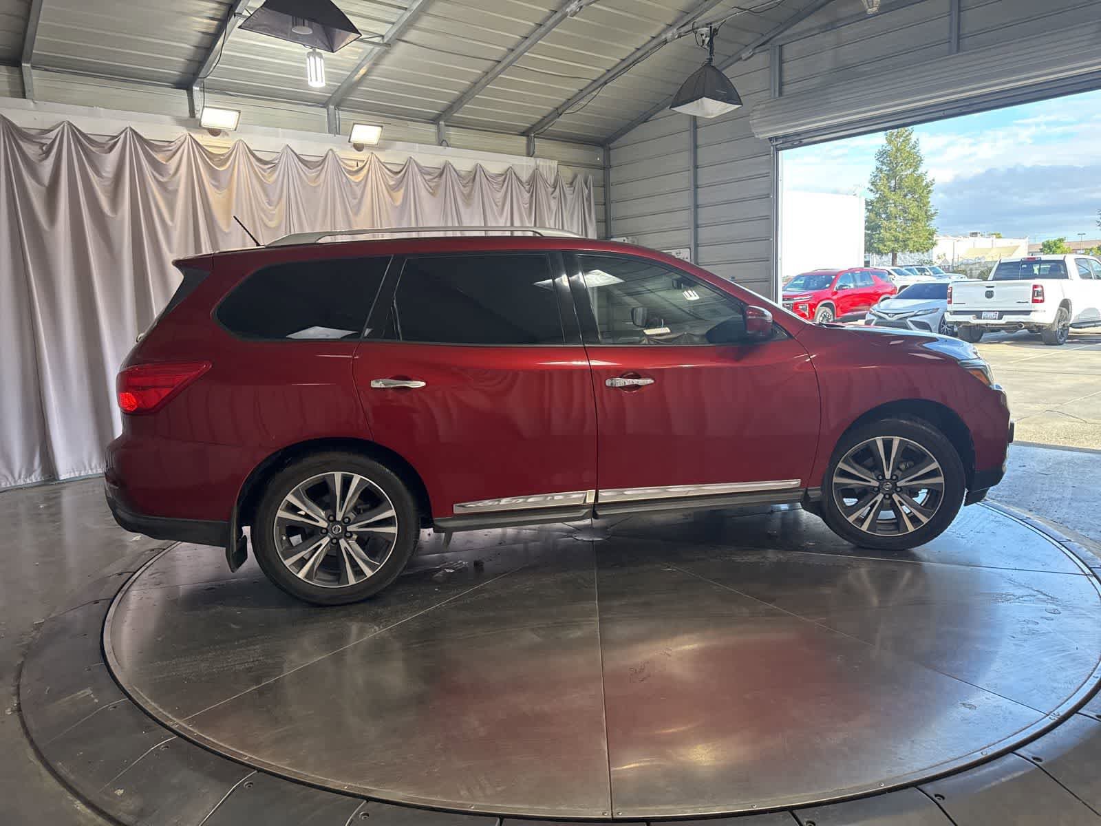 Used 2018 Nissan Pathfinder Platinum FWD image 4