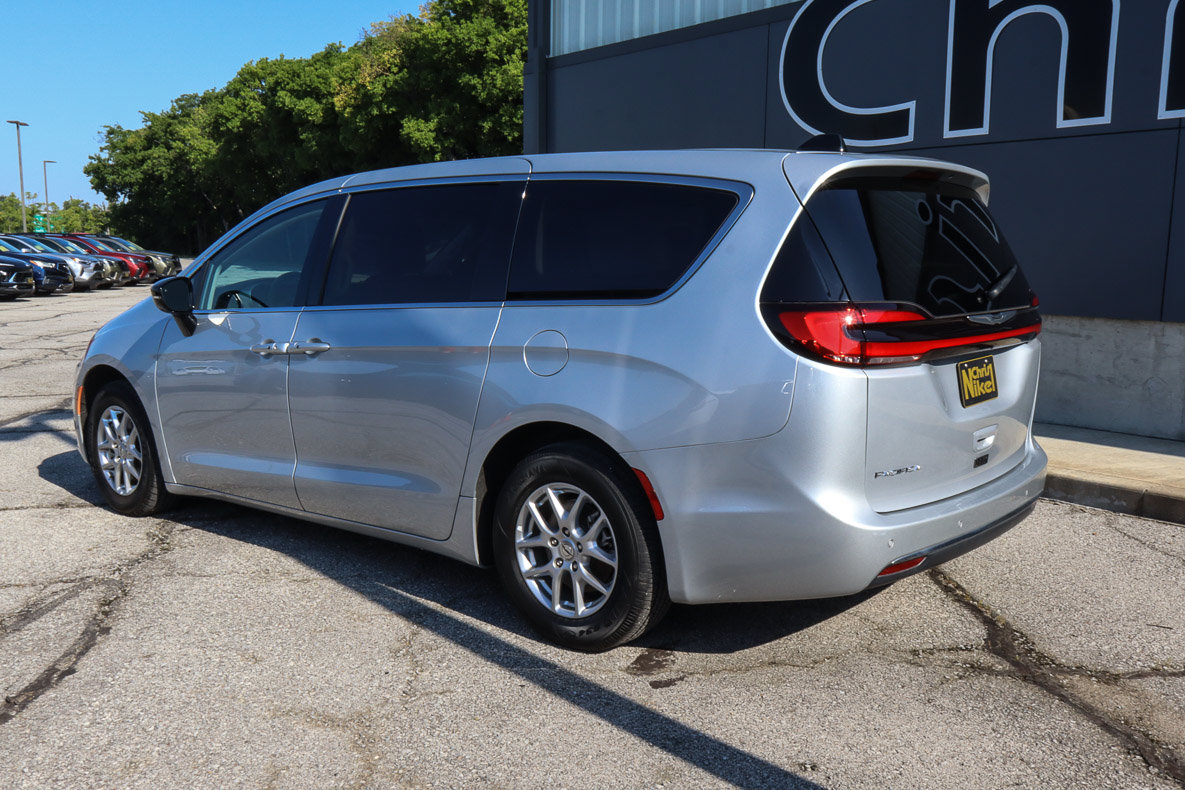 Used 2024 Chrysler Pacifica Touring-L FWD image 6