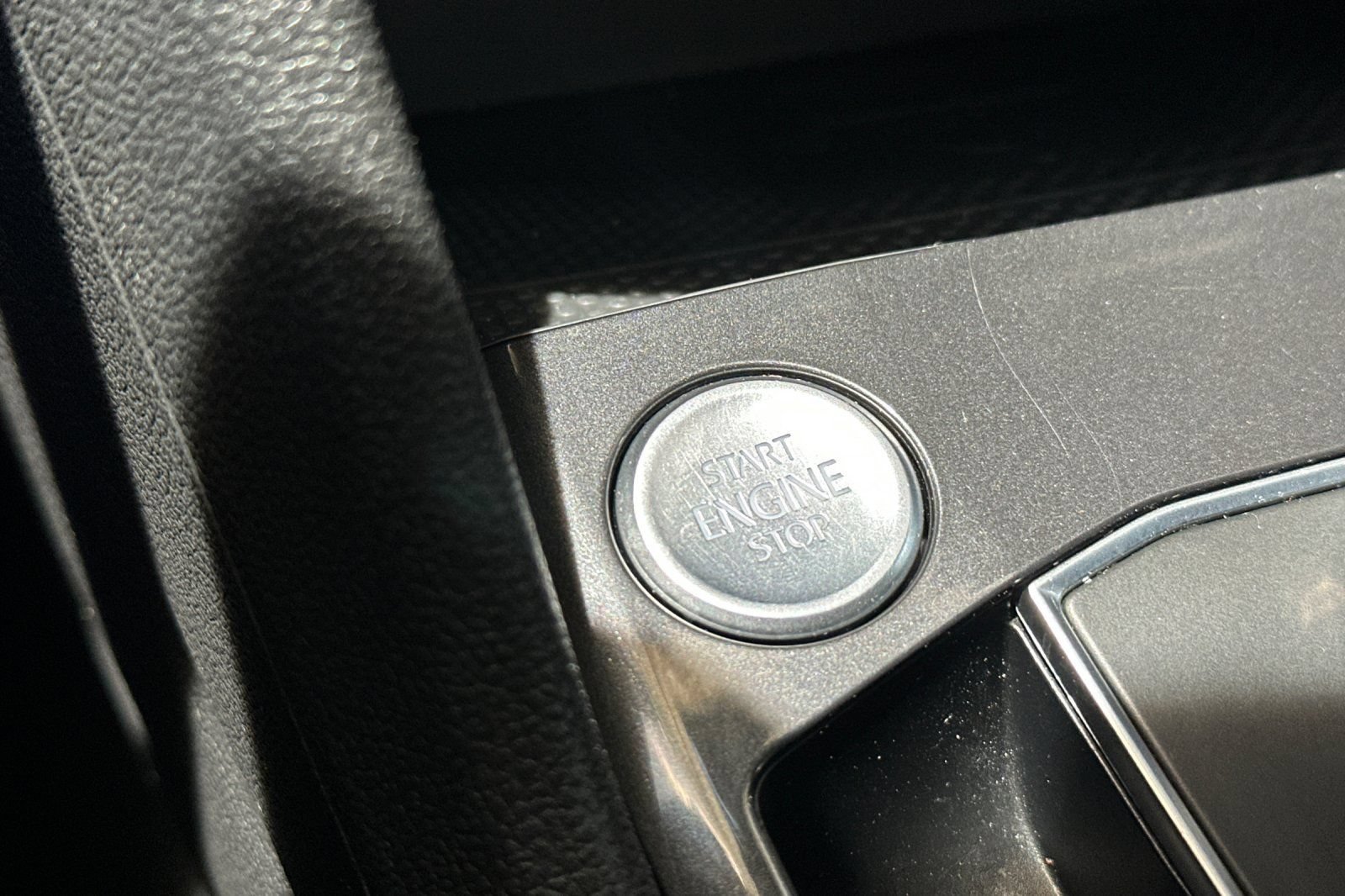 Used 2020 Volkswagen Tiguan SEL FWD image 23