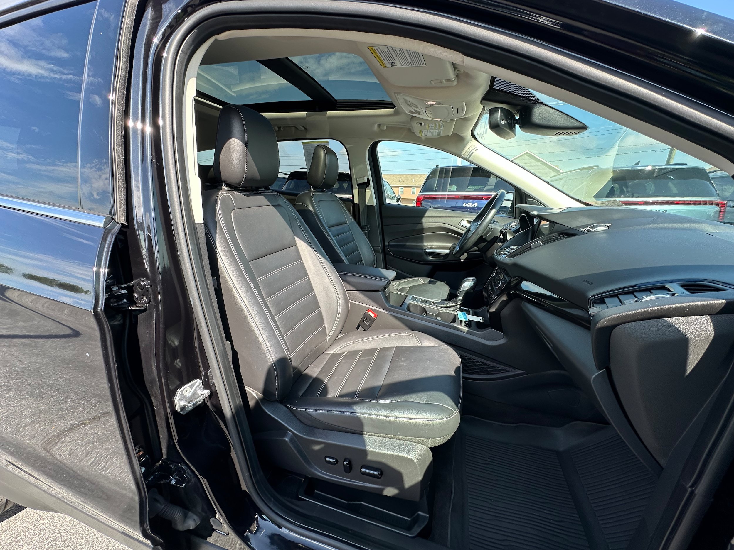 Used 2019 Ford Escape Titanium AWD/4WD image 17