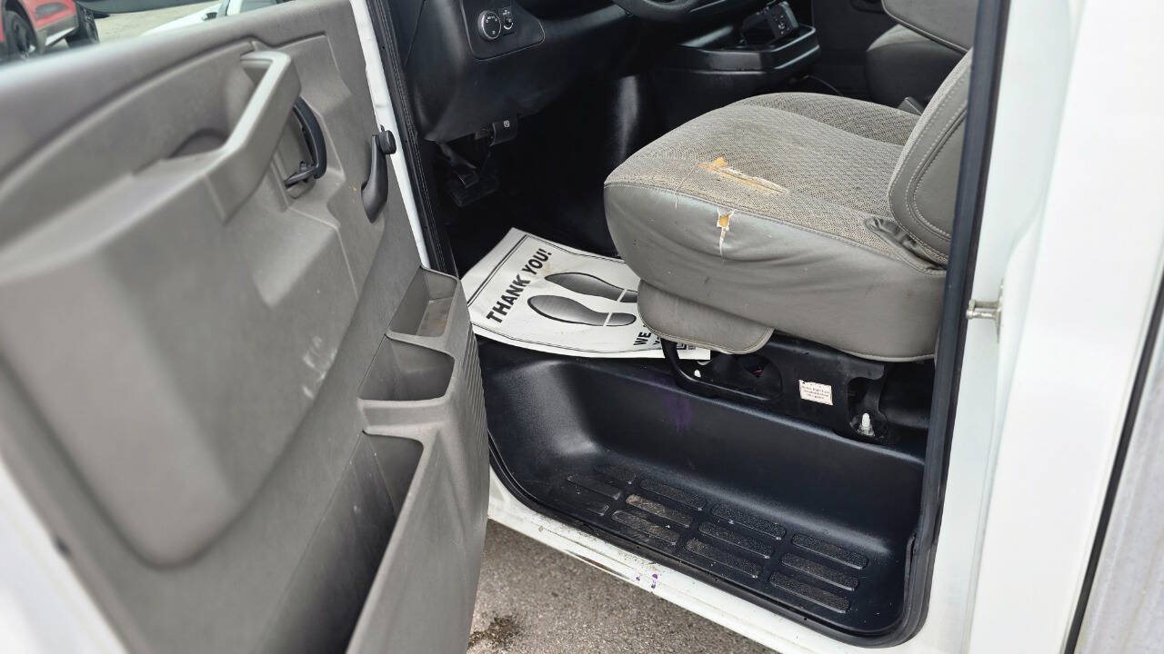 Used 2017 Chevrolet Express 3500 w/ Chrome Appearance Package RWD image 14