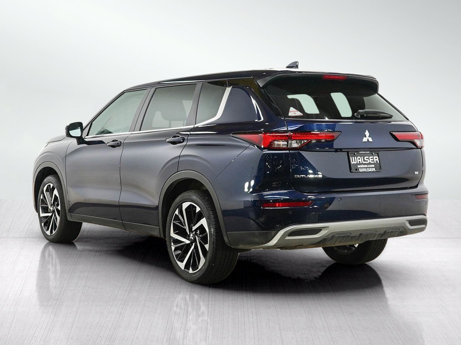 Used 2024 Mitsubishi Outlander SE AWD/4WD image 3