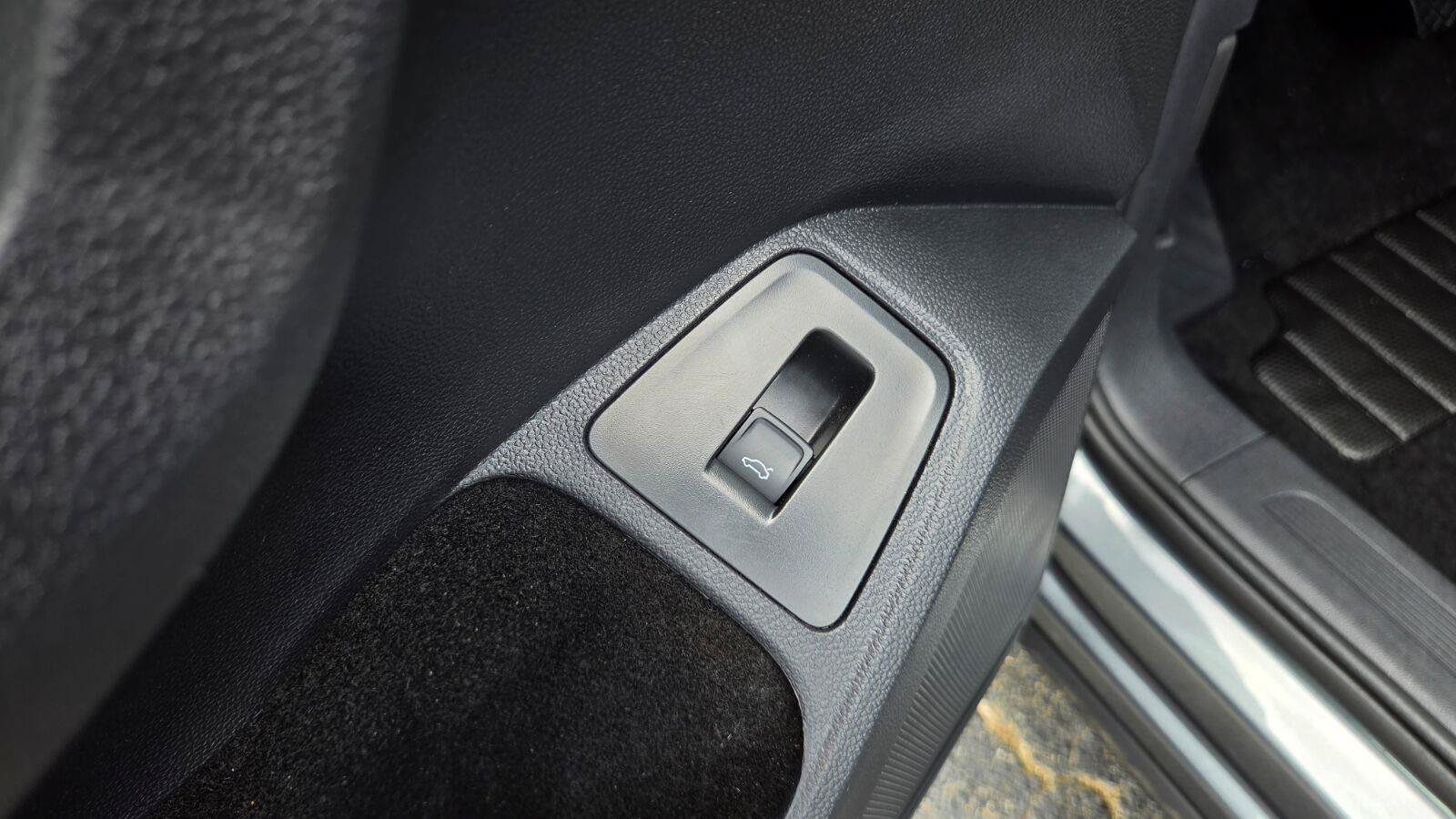 Certified 2023 Volkswagen Tiguan SE FWD image 19