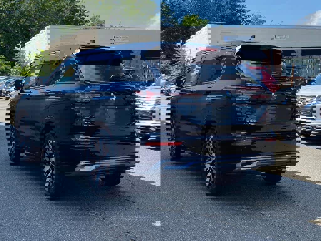 New 2025 Mitsubishi Outlander SE image 3