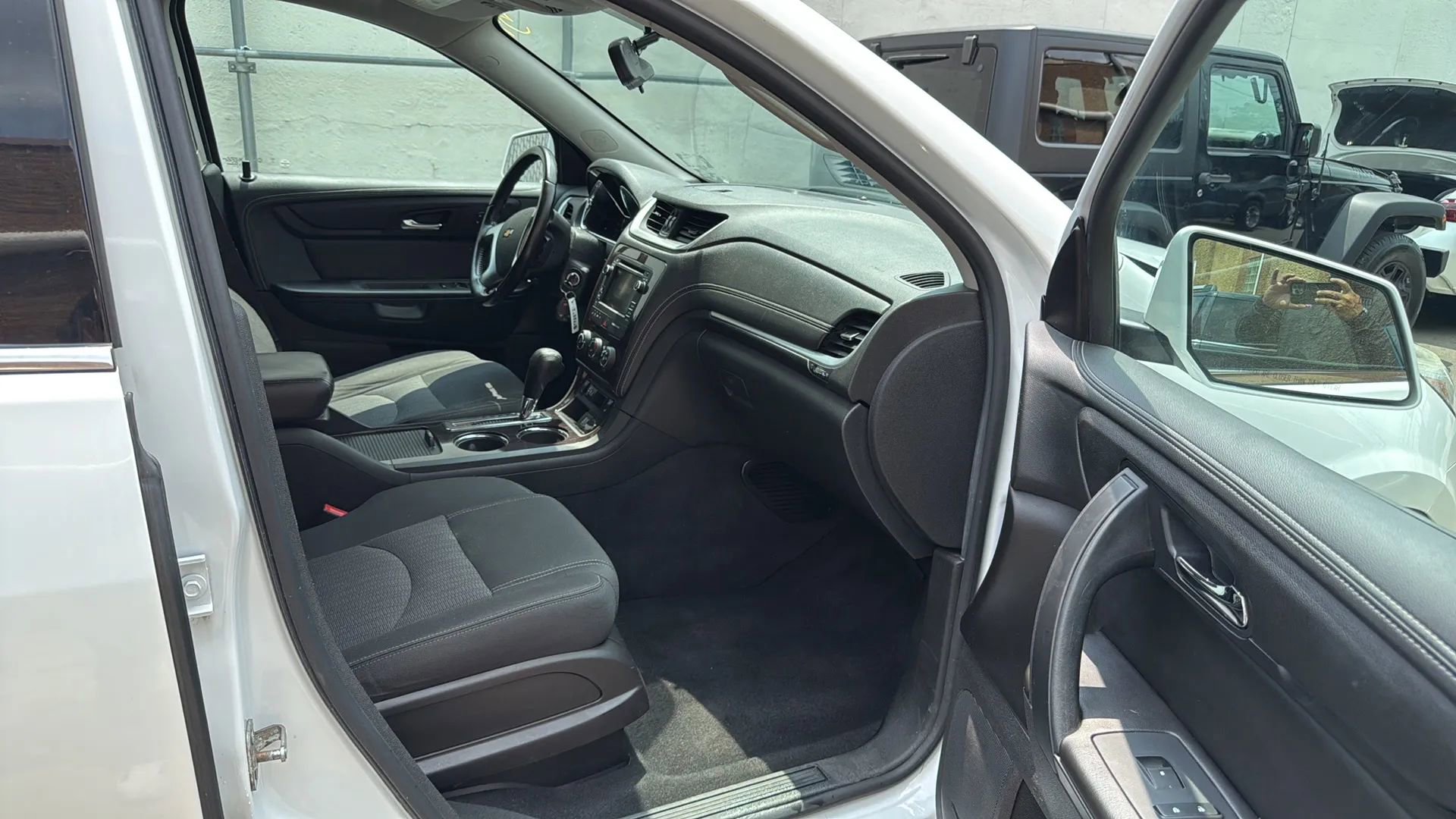 Used 2017 Chevrolet Traverse LT w/ Style and Technology Package image 24