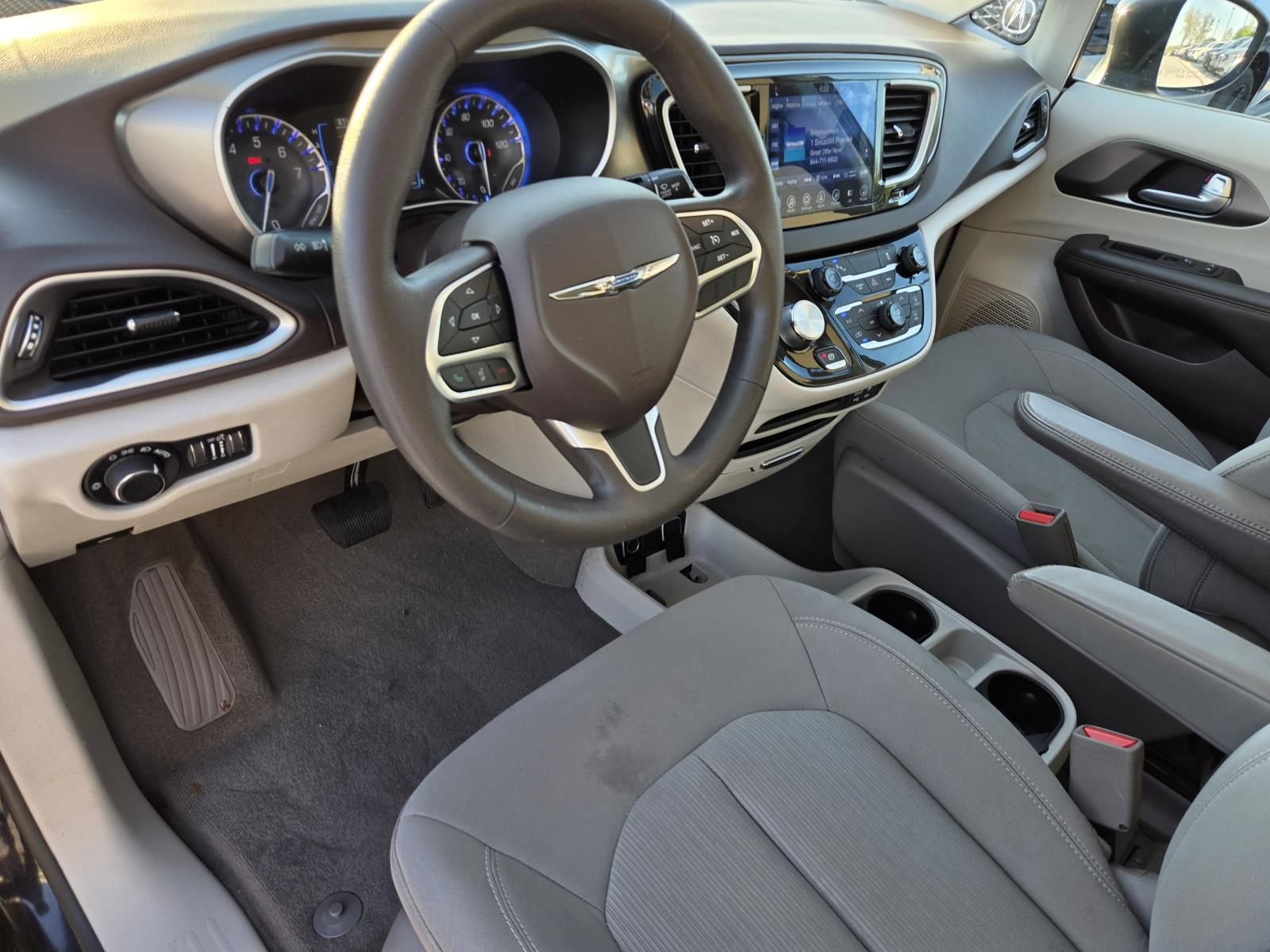 Used 2017 Chrysler Pacifica Touring w/ Tire & Wheel Group FWD image 17
