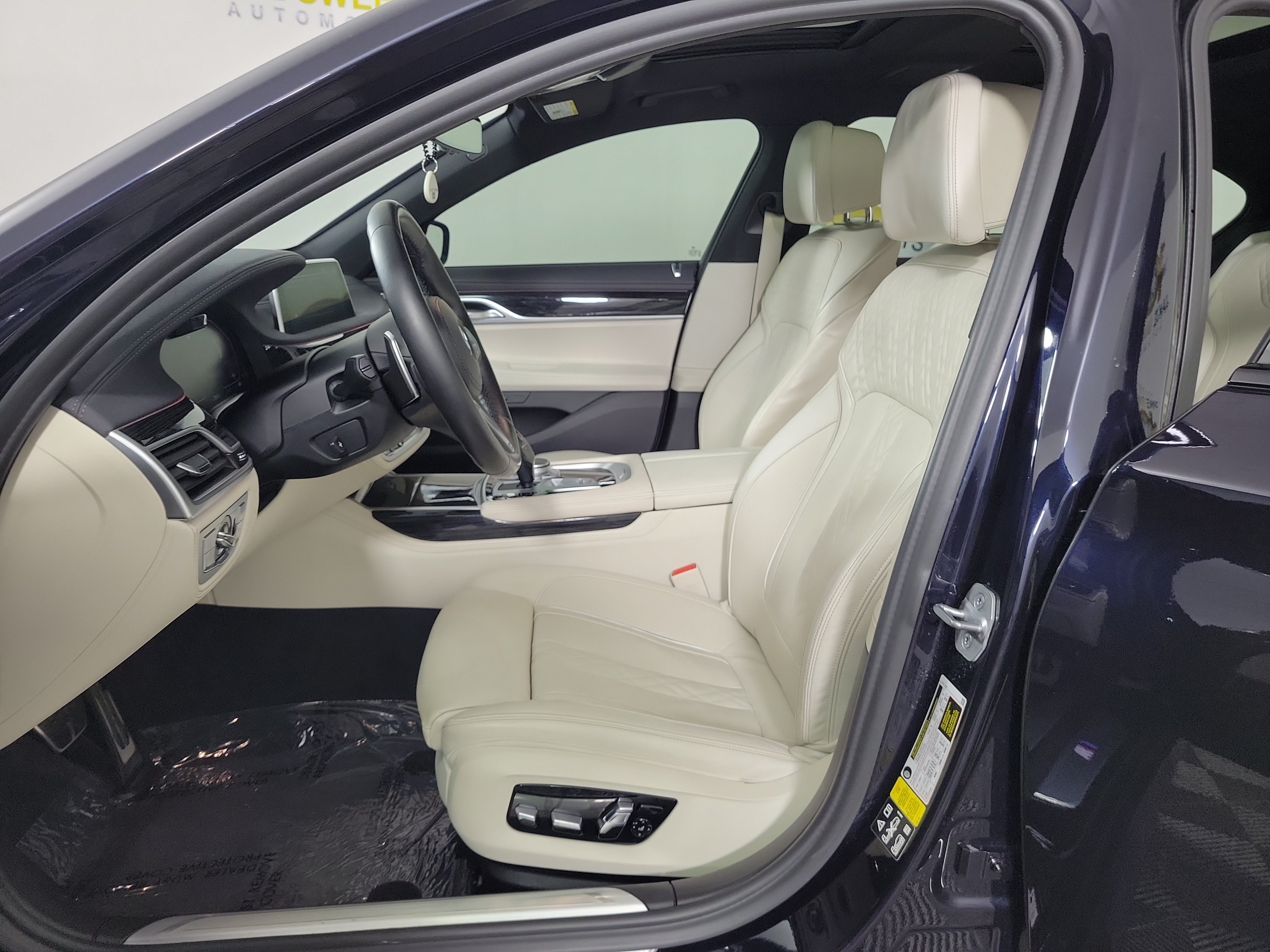 Used 2022 BMW 750Li xDrive AWD/4WD image 9