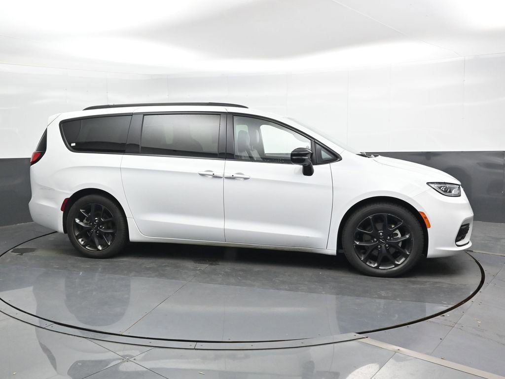 Used 2025 Chrysler Pacifica Limited image 4