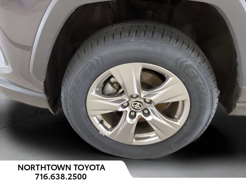 Used 2025 Toyota RAV4 XLE AWD/4WD image 11