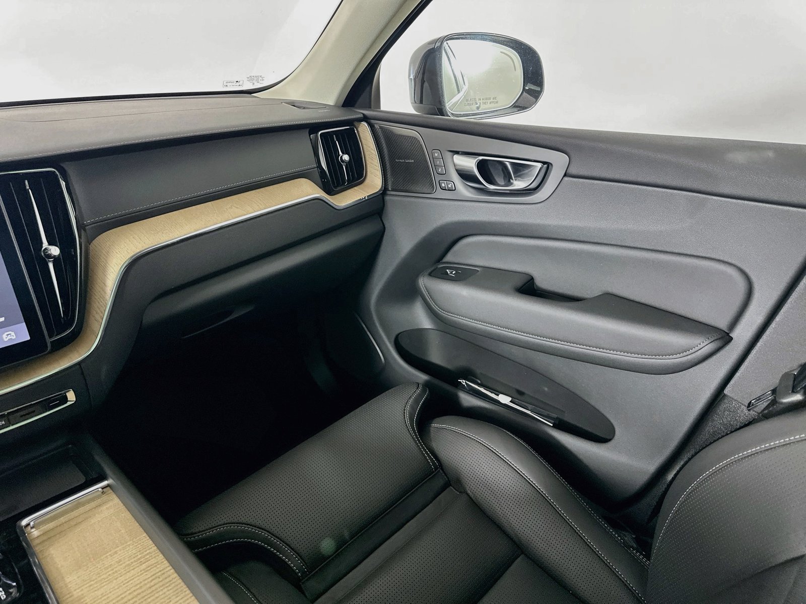 New 2026 Volvo XC60 T8 Ultra w/ Protection Package Premier AWD/4WD image 23