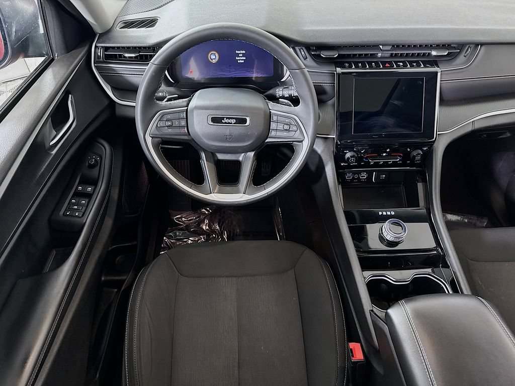 Used 2023 Jeep Grand Cherokee Laredo w/ Luxury Tech Group I AWD/4WD image 4
