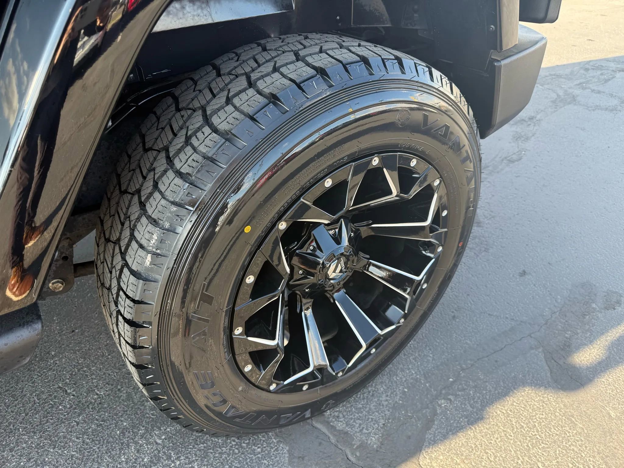 Used 2018 Jeep Wrangler Unlimited Sahara w/ Connectivity Group image 10