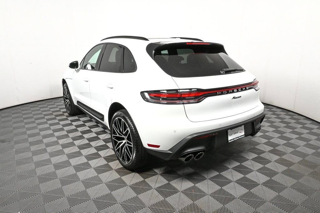 Certified 2026 Porsche Macan AWD/4WD image 3
