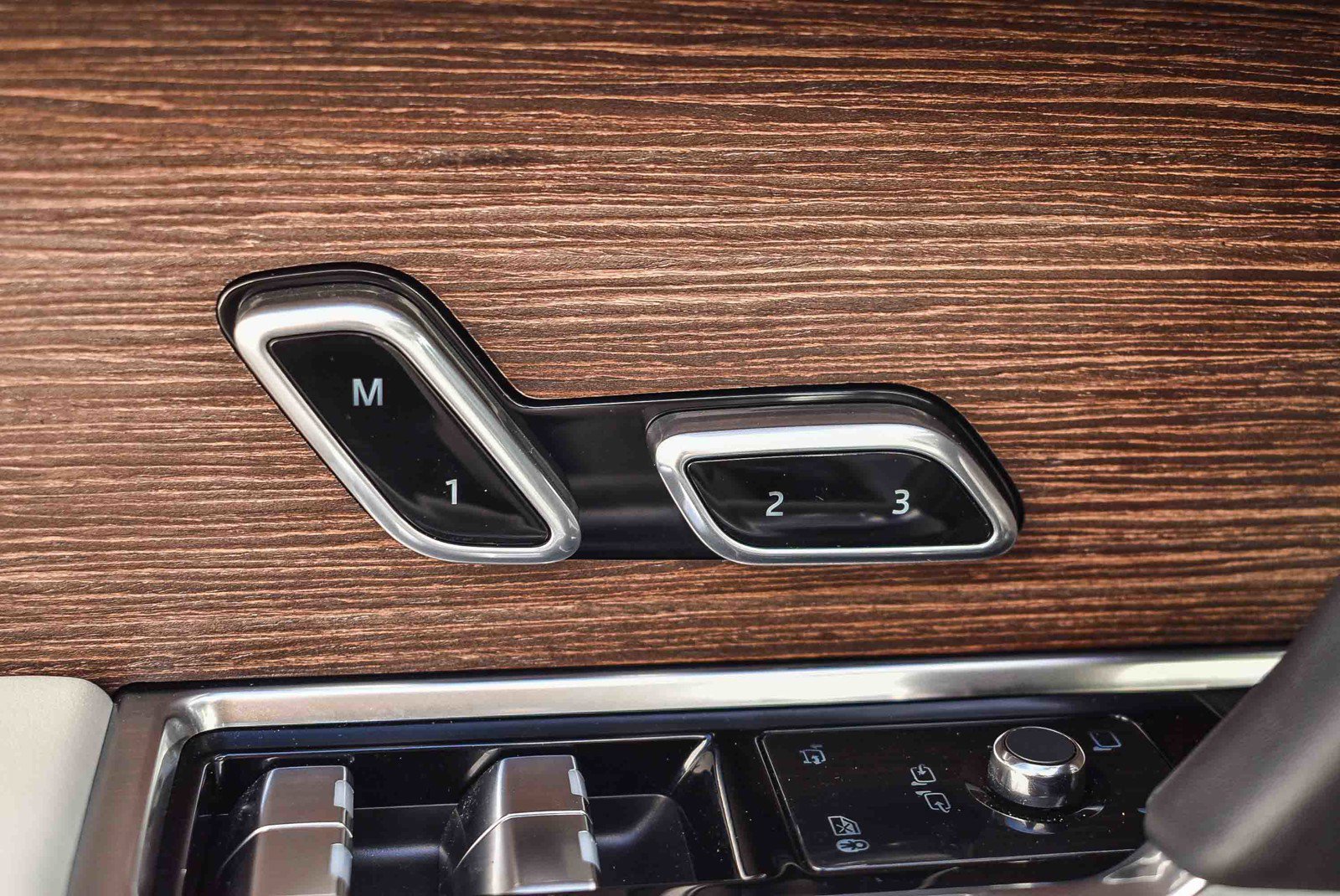 Certified 2025 Land Rover Range Rover SE image 23