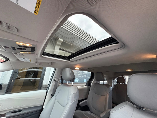 Used 2022 Toyota Sienna XLE image 38