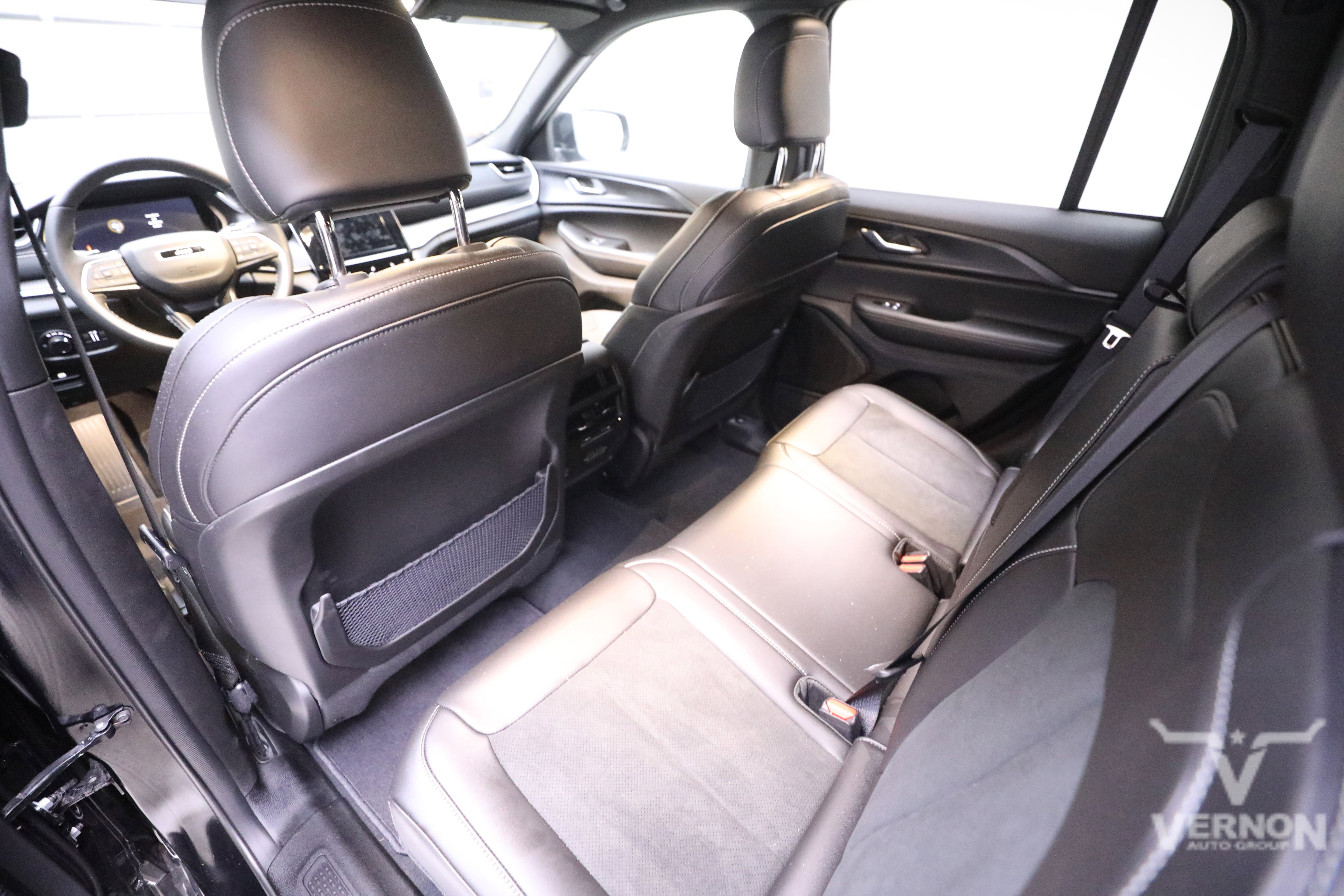 New 2025 Jeep Grand Cherokee Altitude image 9