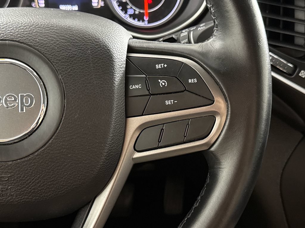 Used 2019 Jeep Cherokee Latitude Plus w/ Comfort/Convenience Group AWD/4WD image 17