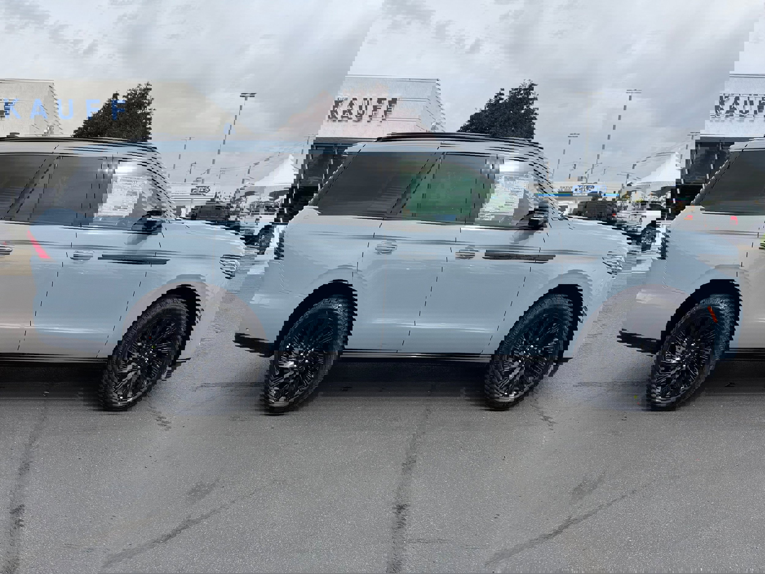 New 2025 Lincoln Navigator Reserve w/ Jet Appearance Package image 3