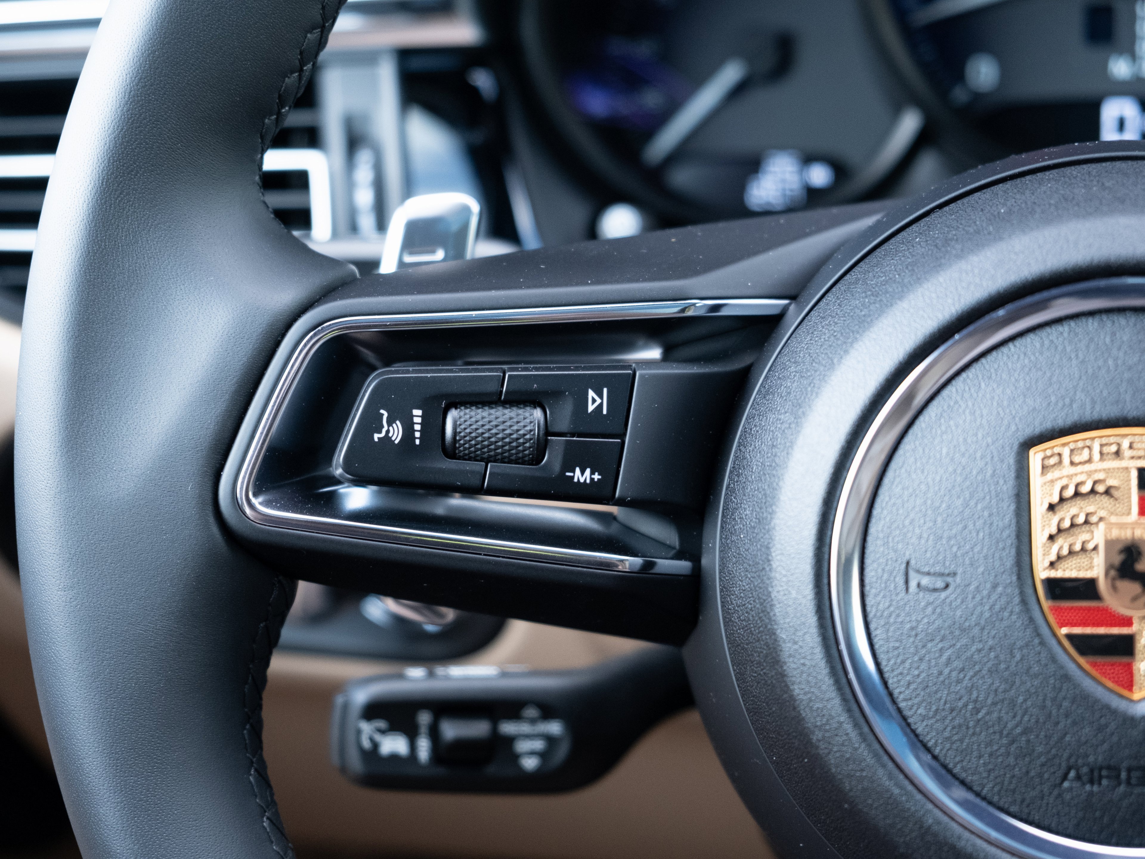 Certified 2025 Porsche Macan image 28