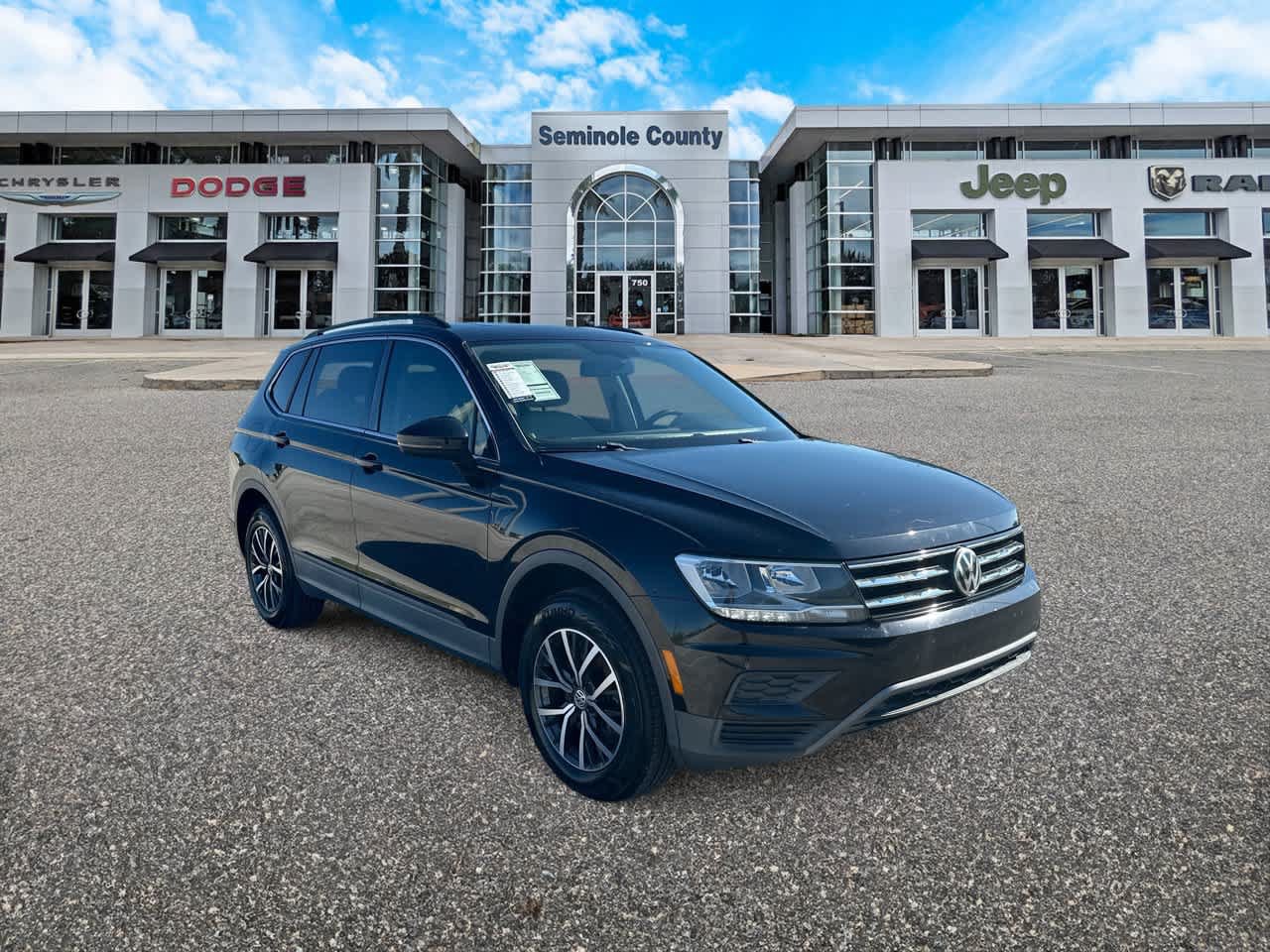 Used 2019 Volkswagen Tiguan SE w/ Panoramic Sunroof Package FWD image 2