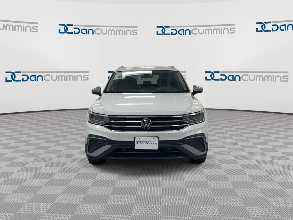 Used 2024 Volkswagen Tiguan SE AWD/4WD image 3