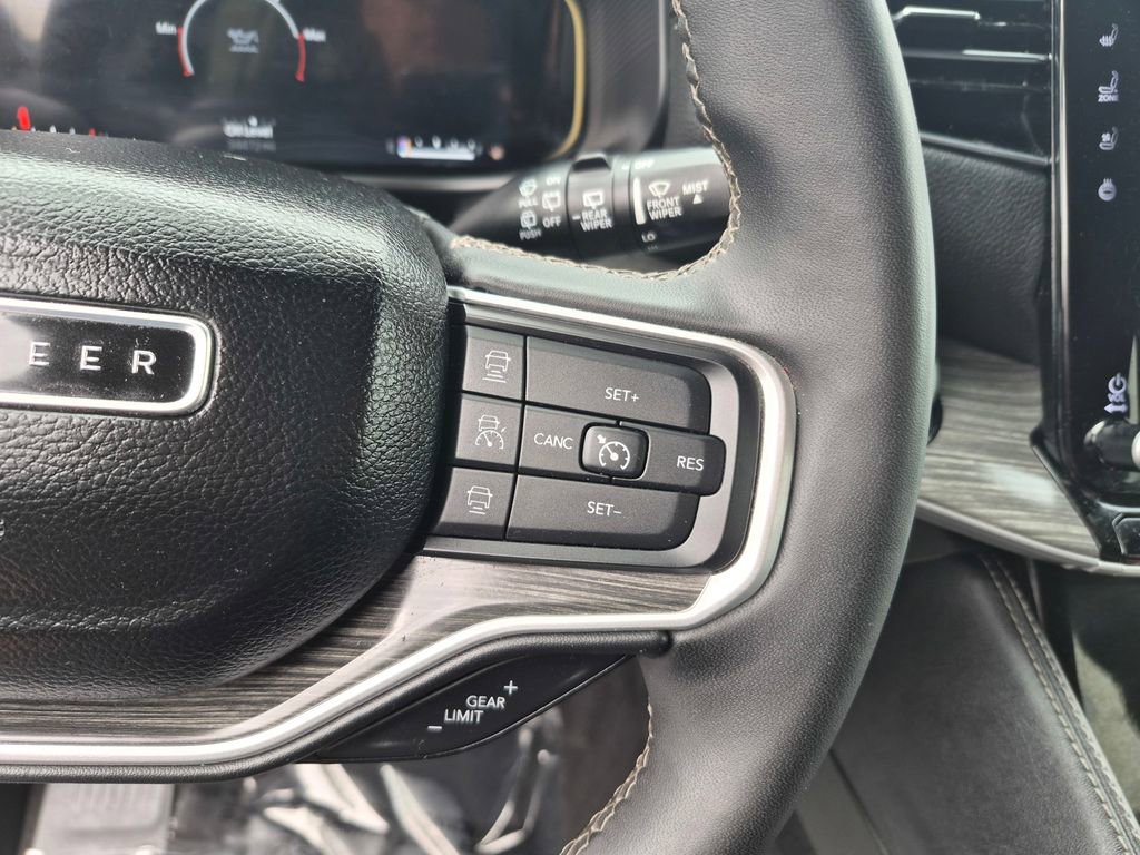 Used 2024 Jeep Wagoneer L Series II image 16