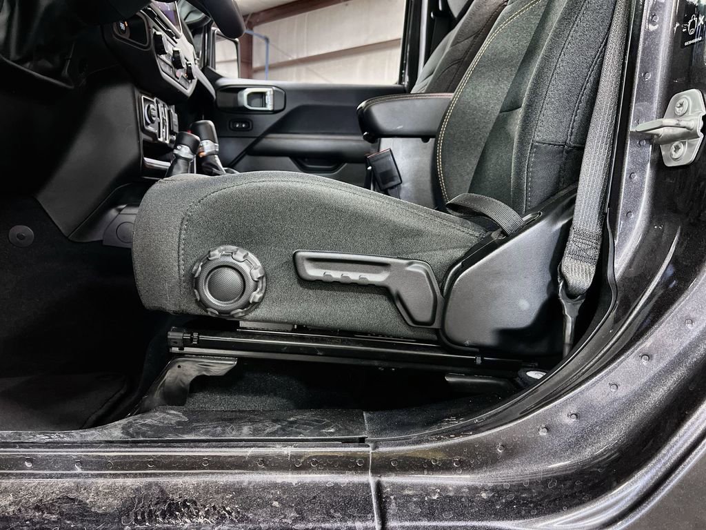 Used 2025 Jeep Wrangler Unlimited Sahara AWD/4WD image 11