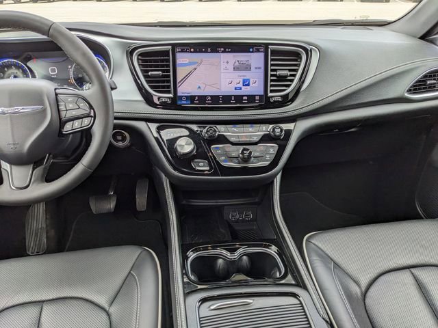 Used 2025 Chrysler Pacifica Limited image 17
