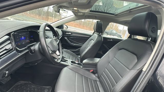 Used 2022 Volkswagen Jetta SE image 22