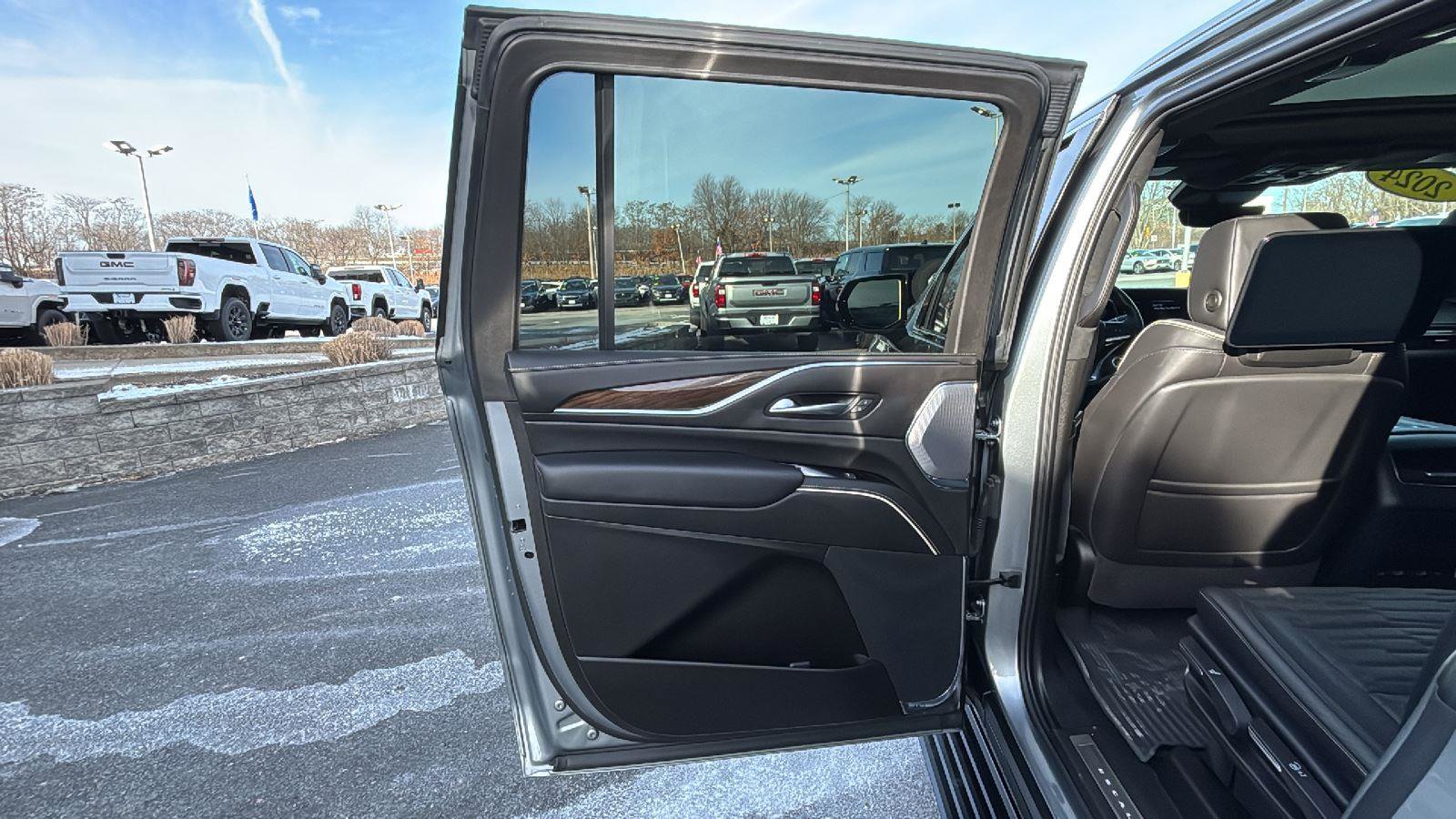 Certified 2024 Cadillac Escalade ESV Premium Luxury Platinum w/ Heavy-Duty Trailer Package image 32