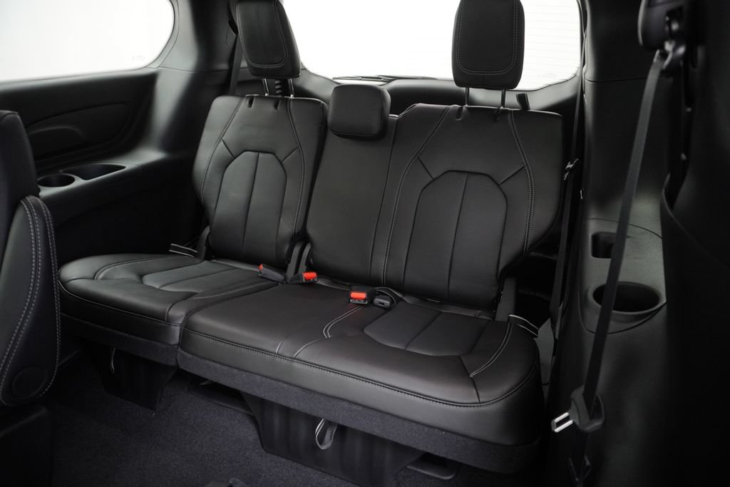 New 2027 Chrysler Pacifica Select AWD/4WD image 18