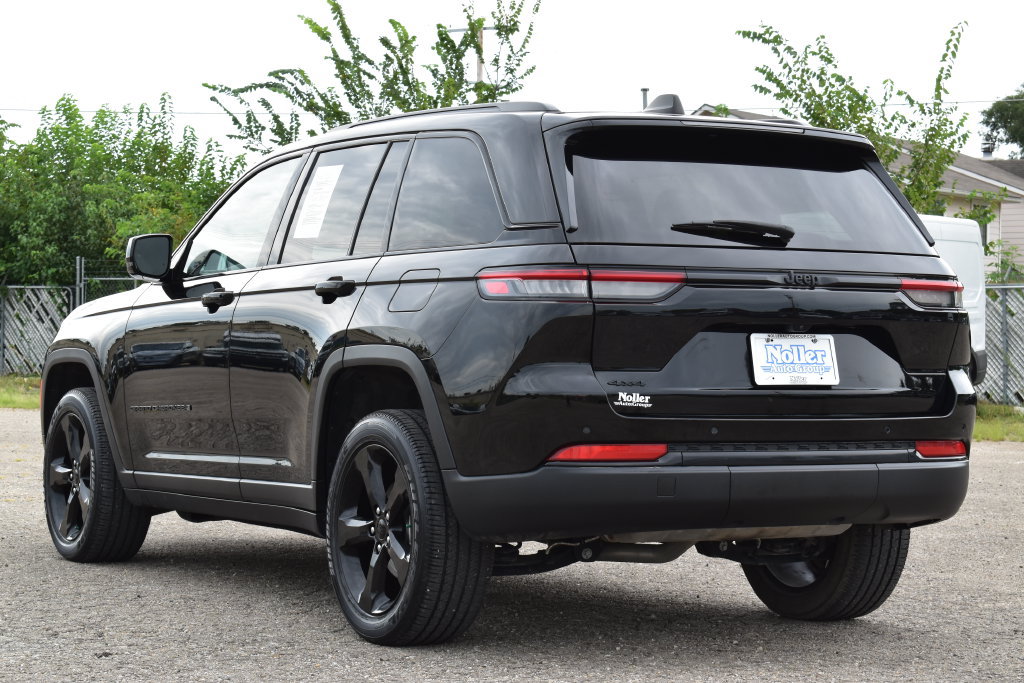 Used 2023 Jeep Grand Cherokee Altitude AWD/4WD image 9