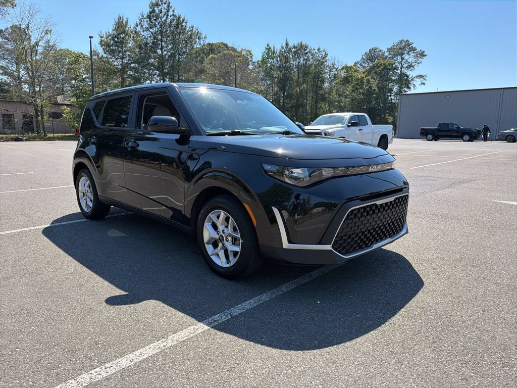 Used 2023 Kia Soul LX w/ Option Group 015 FWD image 6