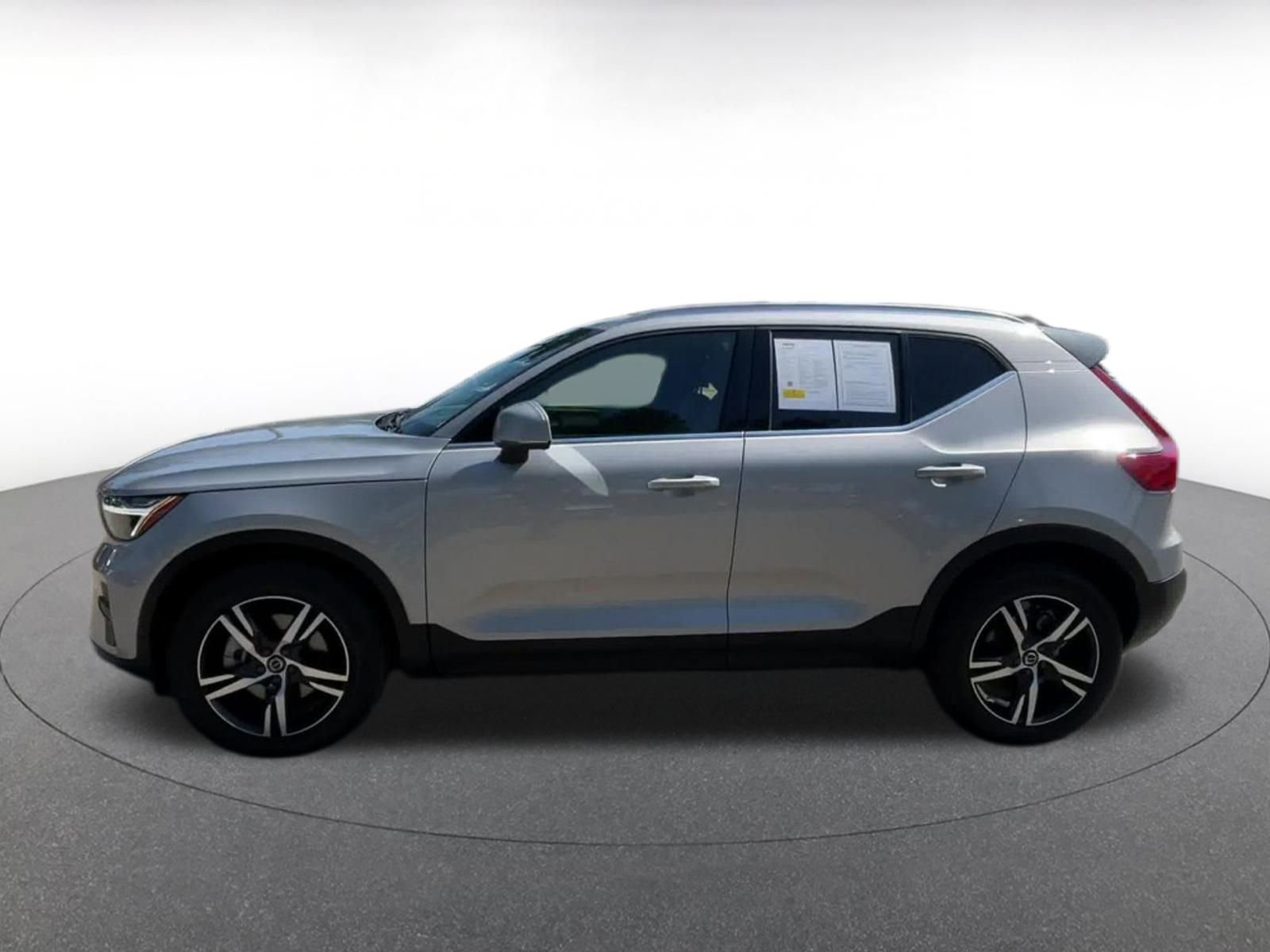 Used 2024 Volvo XC40 B5 Core image 9