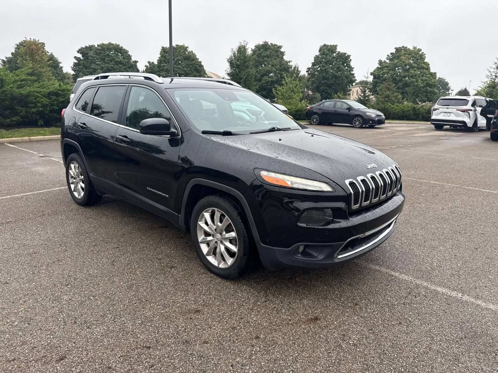 Used 2017 Jeep Cherokee Limited w/ Luxury Group FWD image 3