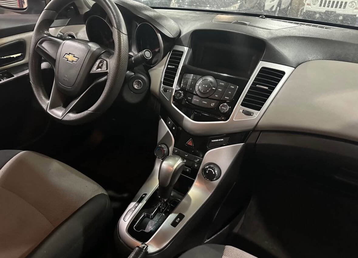 Used 2011 Chevrolet Cruze LT image 10