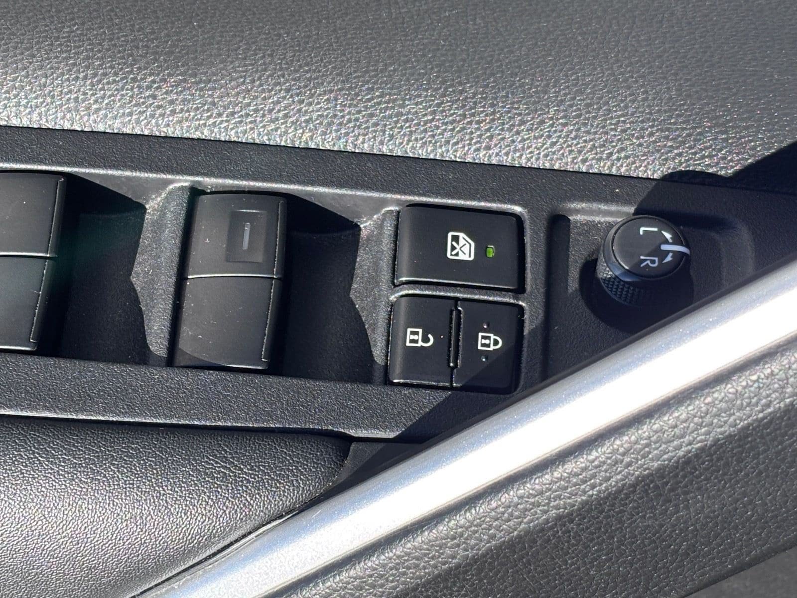 Used 2023 Toyota Corolla Cross XLE w/ Convenience Package AWD/4WD image 21