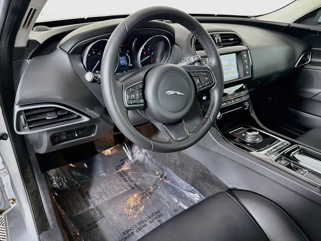 Used 2018 Jaguar XE RWD image 9