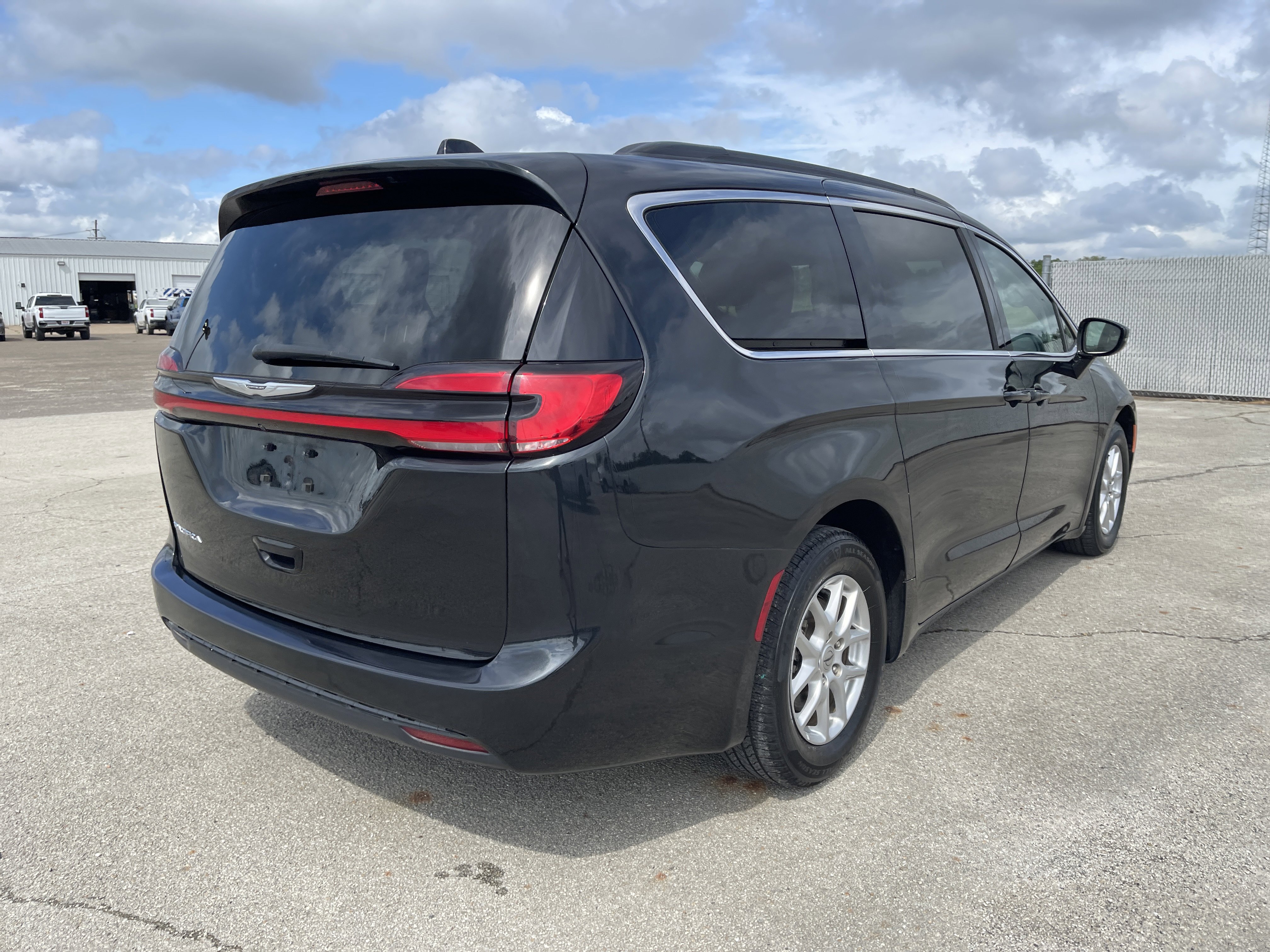 Used 2022 Chrysler Pacifica Touring-L image 4