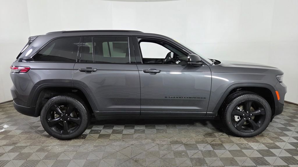 New 2025 Jeep Grand Cherokee Limited w/ Black Appearance Package image 9