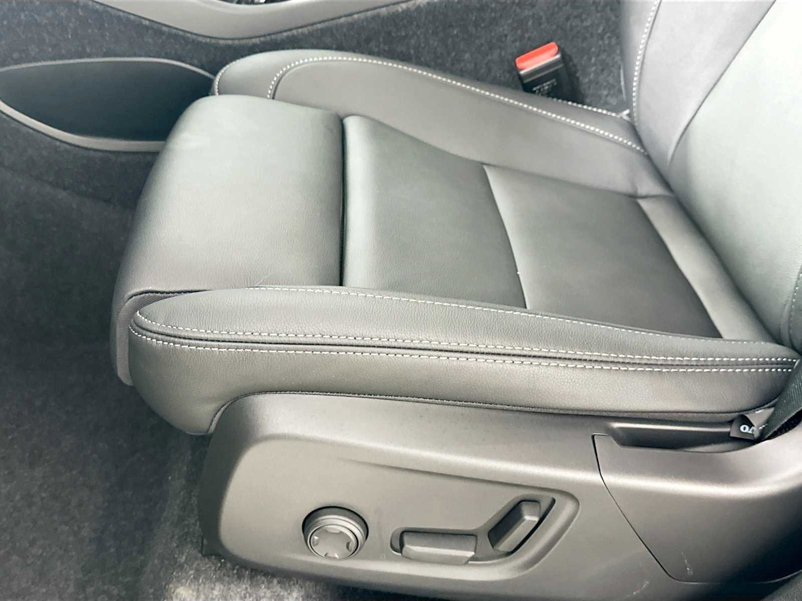 Used 2025 Volvo XC40 B5 Plus w/ Climate Package image 17