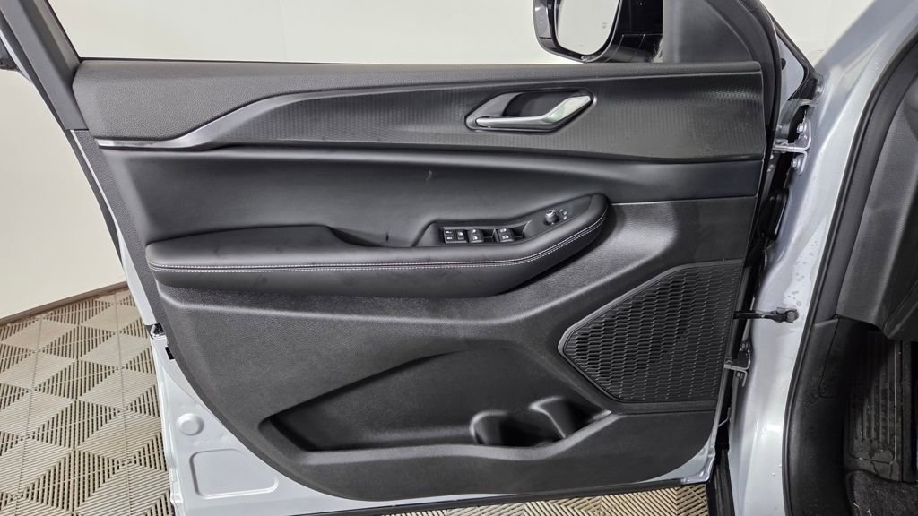 New 2025 Jeep Grand Cherokee L Altitude image 13