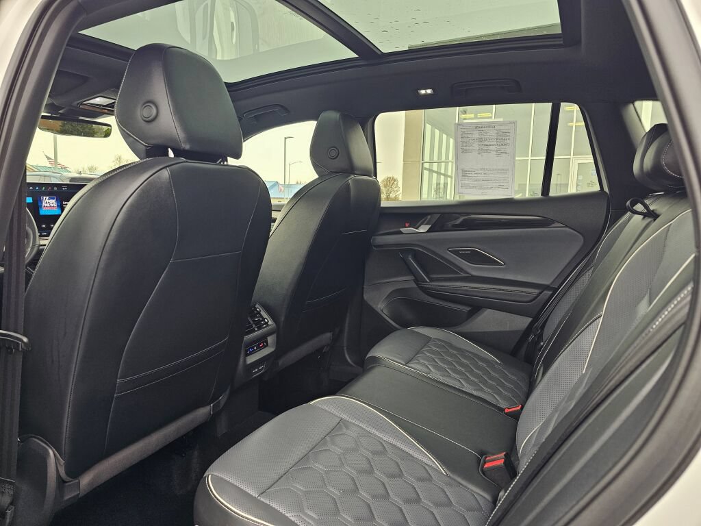 Certified 2025 Volkswagen Tiguan SEL R-Line AWD/4WD image 12
