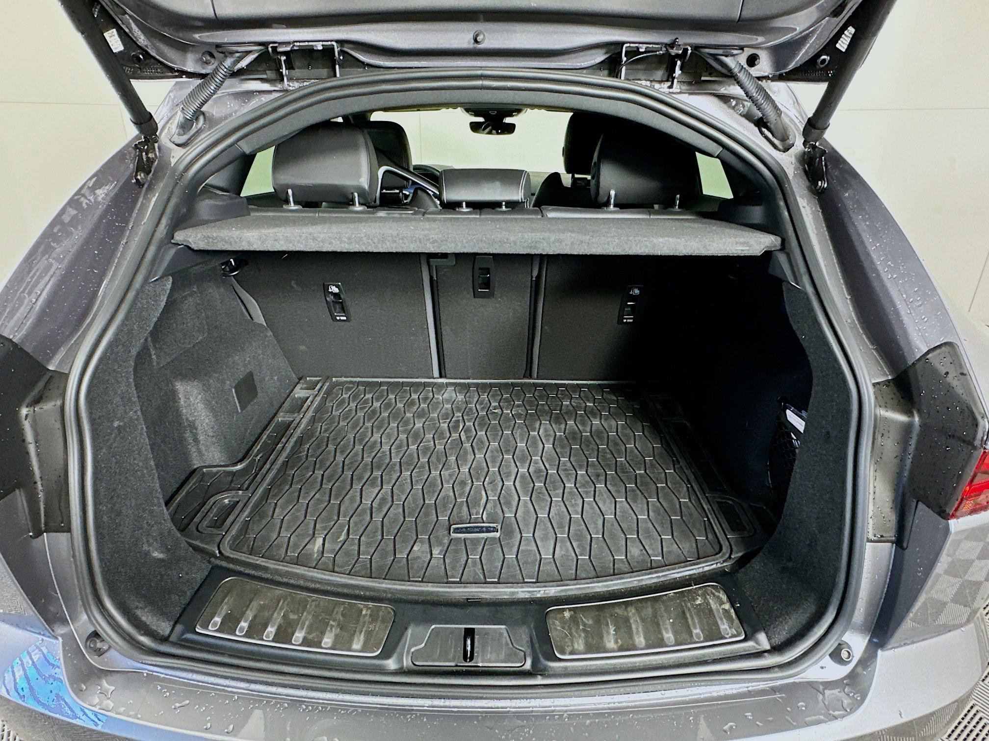 Used 2024 Jaguar E-PACE R-Dynamic SE image 28