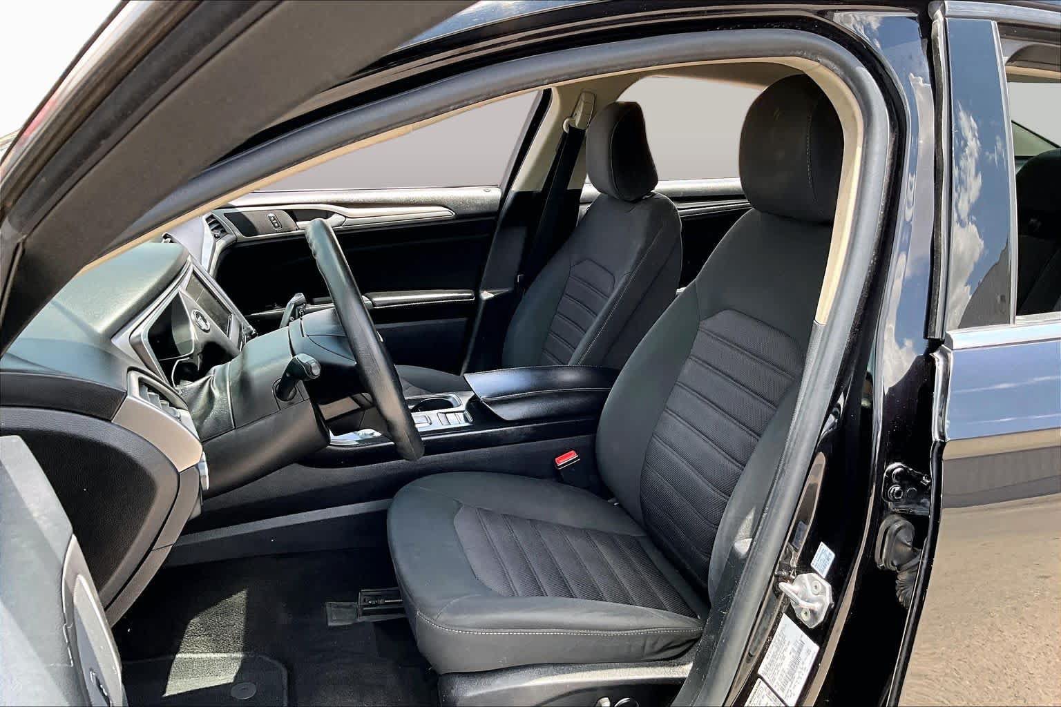 Used 2020 Ford Fusion SE FWD image 8