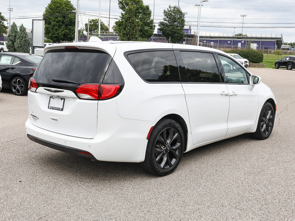 Used 2018 Chrysler Pacifica Touring Plus w/ S Appearance Package FWD image 6