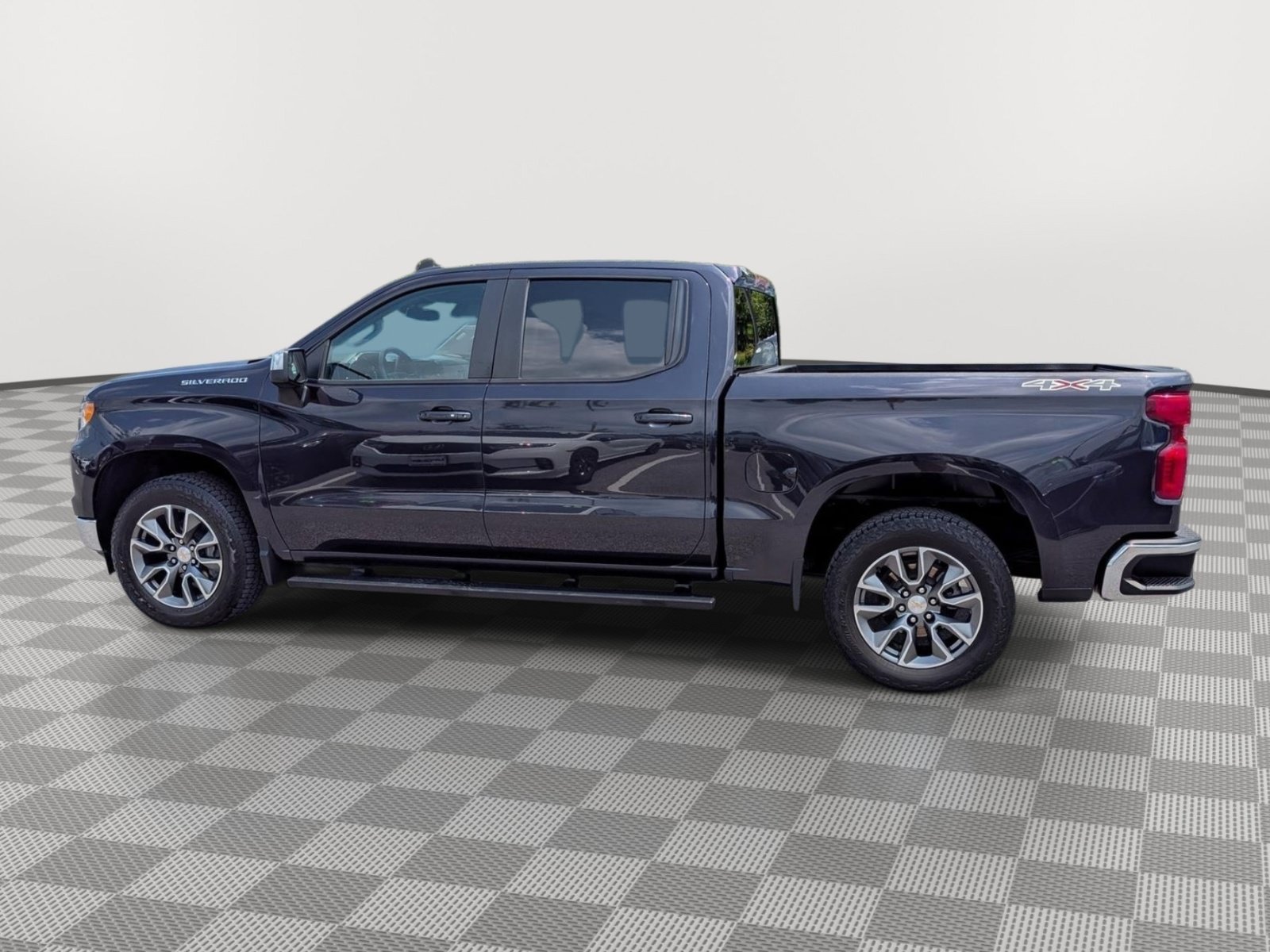 Used 2024 Chevrolet Silverado 1500 LT AWD/4WD image 2